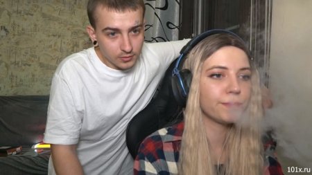 Пока жена сражалась в игре, выебал ее сеструху