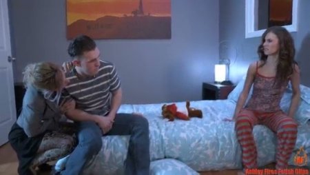 На глазах матери брат насилует сестру