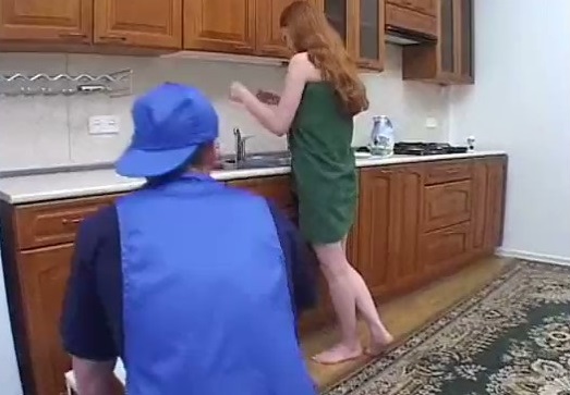 Вышла в халате и была изнасилована