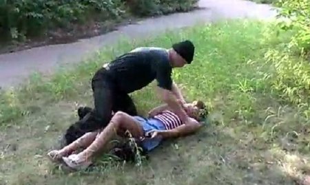 Деревенское изнасилование посреди дороги